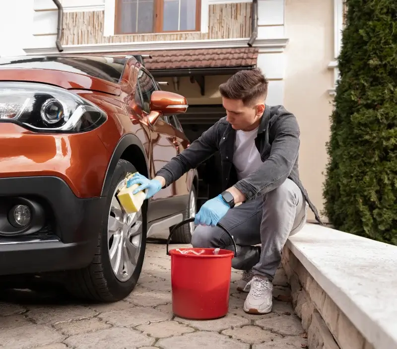 Lavage auto à domicile Marsac-en-Livradois : professionnel intervenant sur un véhicule